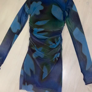 klänning  - väldigt fin men tyvärr för tajt för mig. väldigt kort. helt ny prislappen sitter kvar. köpt för 700