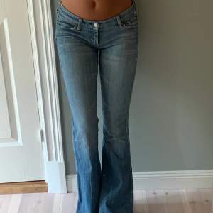 Säljer dessa snygga low waist jeans i storlek S/XS. Frakten ligger på 66kr. 💗