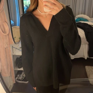 Stickad tröja  - Stickad tröja med krage och slits i sidorna från hm 💖 använd 1 gång!