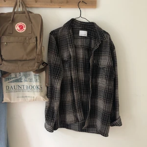 Skjorta från Samsøe i M - Perfekt höstskjorta som funkar både som lättare jacka och att ha över T-shirts. I nyskick.