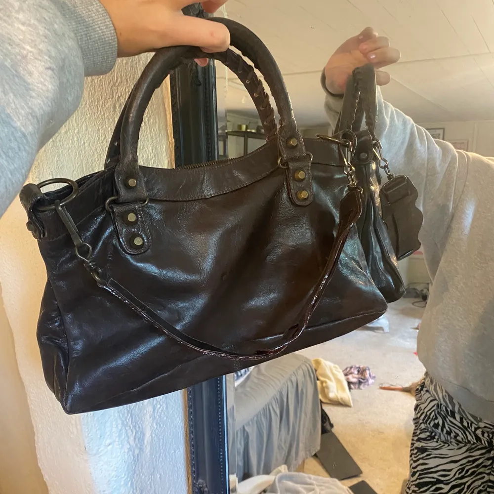 Säljer denna mörkbruna balenciaga liknade väskan, färgen stämmer mer överens med andra bilden. Du får även en spegel med korthållare i väskan oxå!  . Väskor.