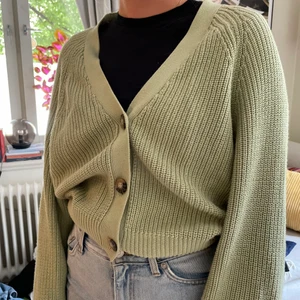 Söt stickad kofta  - Oversized Stickad kofta från monki! Sjukt skön o varm. Funkar både på sommaren och på hösten mjau!