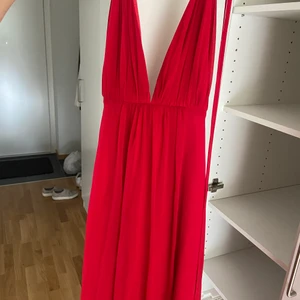 Balklänning röd youmefashion/Ivory field - Säljer min balklänning ifrån youmefashion/ivory field. Storlek 2 så passar en Small (egentligen XS) Fint skick. Ingen fläck. Enbart använt på balen en gång 🤩 orginalpris 1899kr 