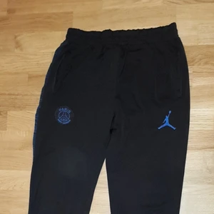 Psg byxor - Det är psg byxor och 1 av dragkedjaran funkar inte att stänga men den andra funkar att stänga Och det är storlek L men jag har storlek M och den passar bra som mjukisar.