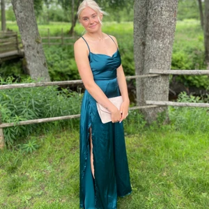 Balklänning - Säljer min balklänning, veckad uppe i mitten av överdelen. Endast använd 1 gång.