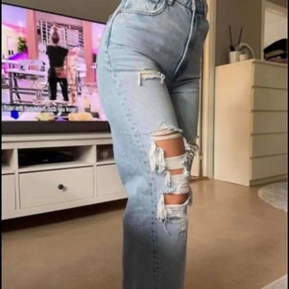 Nyköpta mom jeans ifrån Zara. Jeansen är nästintill oanvända och därav så säljs dem för 75kr.. Jeans & Byxor.