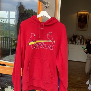 Arizona Cardinals hoodie - Säljes då jag inte använder längre. Köptes ny för 1000 på secondhand butik. Hoodien är 90/00 tal och är lite baggie.