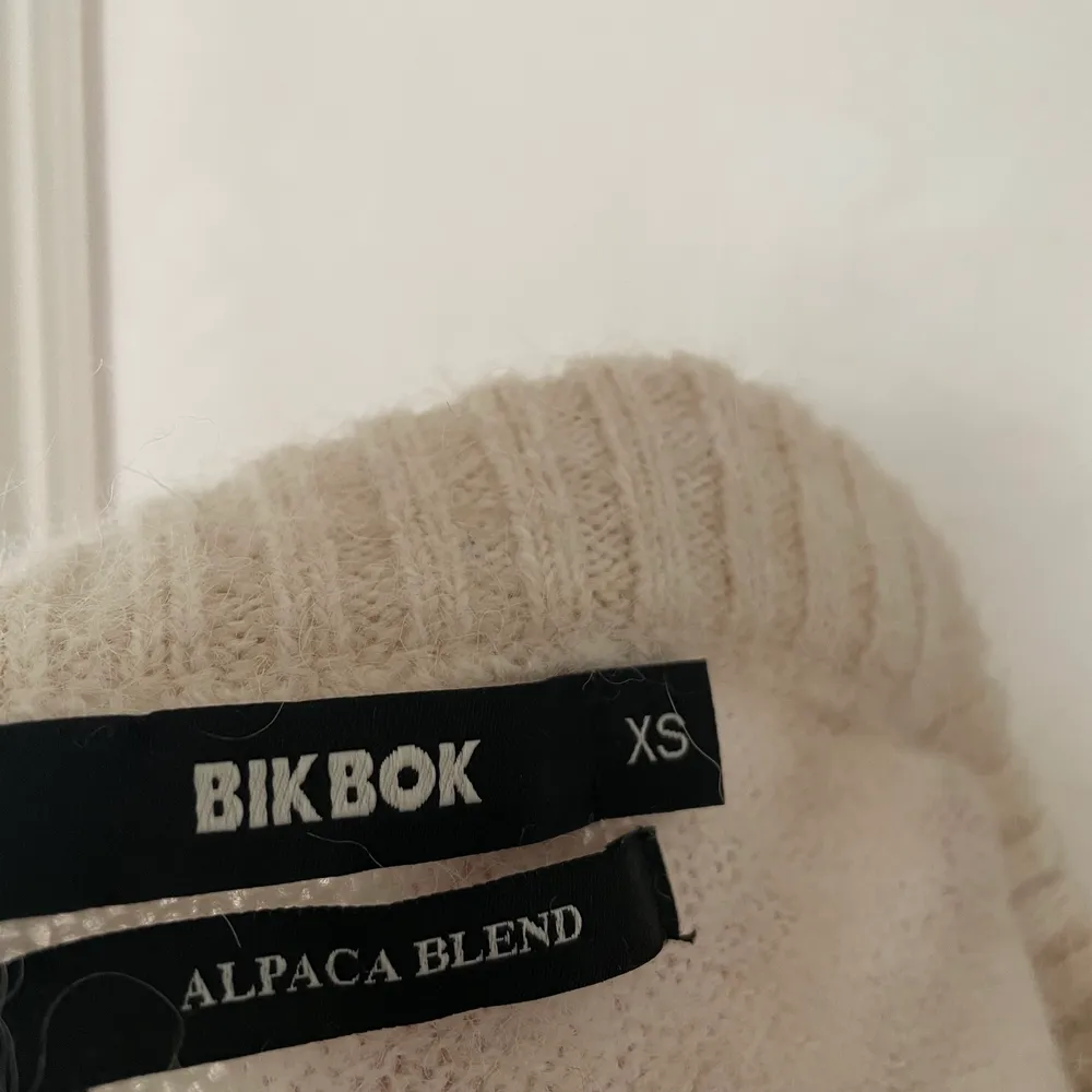 Säljer denna stickade tröja från Bik Bok strl XS. Säljer då den inte används. Är flera intresserade så startar jag budgivning. Köparen står för frakten💗. Stickat.