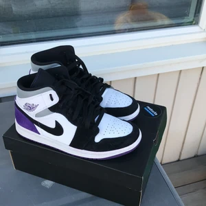 Air Jordan 1 mid varsity purple  - Storlek: 41 Skick: 9/10  Säljer ett par feta Jordan 1s då dem inte sitter jättebra för jag råka köpa dem i fel storlek.  Dem är nästan enbart använda under skoltid vilket gör skicket på dem extremt bra, hör gärna av er vid funderingar, öppen för bud.