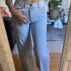 Jeans - Mina supersnygga jeans från Junkyard, en vit blå färg och långa. Medium lowwaist. Säljer pga att ja har för många. Köp direkt så är den din! Skickar gärna fler bilder. 