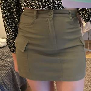 En grön cargo kjol köpt från terranova. Kjolen är aldrig använd. 