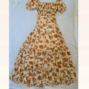 Sommar blommig klänning - En fin ljusorange klänning med blommönster.