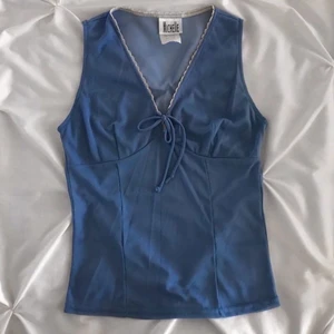 Vintage mörkblå topp - Säljer denna superfina topp köpt second hand. Från märket Michelle. Skriv privat vid intresse💓 Frakt tillkommer på 51kr 📦 !TRYCK INTE PÅ KÖP DIREKT! (Högsta bud: 390kr)