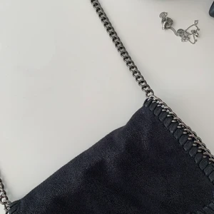 Väska💓 - Sjukt snygg väska, en likande Stella McCartney! Sjukt smidig att ha med men får plats mycket i!💓 går båda ha lång/som kort! Fler intresserade = budgivning!🫶🏼 