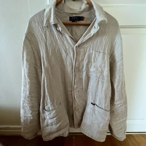 Ralph Lauren linneovershirt  - Ralph lauren linneovershirt köpt i juni men inte använd mer än 3 gånger då den är för stor för mig. (Pris kan diskuteras)