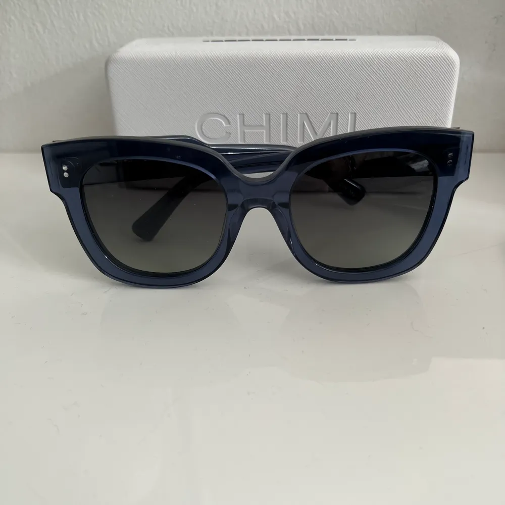 Jättefina solglasögon från Chimi. Köpa i februari på hemsidan men sparsamt använda. Färgen finns inte kvar att köpa!!!. Accessoarer.