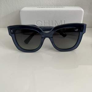 Jättefina solglasögon från Chimi. Köpa i februari på hemsidan men sparsamt använda. Färgen finns inte kvar att köpa!!!