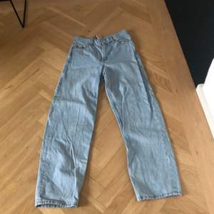 Ett par ljusblåa jeans från weekday. Använd runt 10 gånger men inga defekter. Nypris 550 men eftersom de är använda sänkta priset. Priset kan diskuteras 