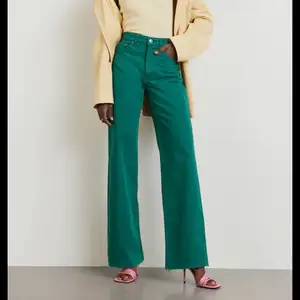 Ett par gröna high waisted jeans från Gina. Ser grönare ut på bilden från nätet än i verkligheten. Bra skick, knappt använda, säljer för 400+frakt! 💚💚