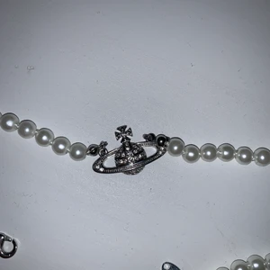 Vivienne westwood halsband - Detta är ett halsband jag köpt och använt en gång men känner inte att jag gillar det så mycket.