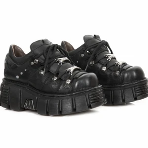 New rock skor - Det gör ont i hjärtat men jag måste inse att jag inte använder mina New Rock skor. Köpta för 3000 kr på sko uno, endast använda en enda gång så i princip helt nya. Egna bilder fås vid seriöst intresse! Möts upp i Stockholm eller skickar mot fraktkostnad ❤️‍🔥