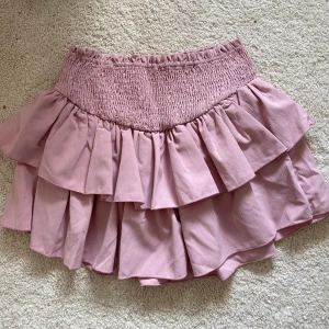 Kjol volang  - Rosa volangkjol som följer den nya trenden med inbyggda shorts! Går självklart att klippa bort om man vill men det är väldigt bekvämt 💘 Storlek M men passar S-L