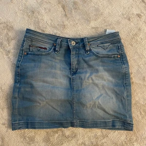 Jeanskjol Tommy hilfiger  - Jeanskjol från Tommy hilfiger storlek S