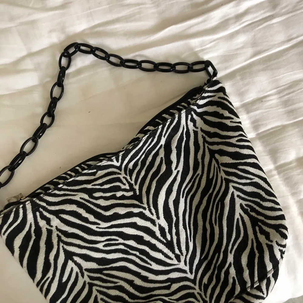 Zebra väska från shein . Väskor.