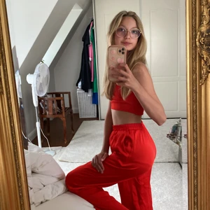 Bikbok rött set - Så fint Rött set från bikbok köptes för 500kr och andvänt en gång!! har små märken i kanten ser på bild tre!!💗☺️ Står xs men s och m kan också ha det!!👍