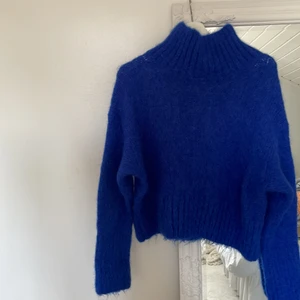 Stickad tröja - Säljer denna superhärliga stickade tröjan från And Other Stories. Strl L men skulle säga att den passar alla från S-L. Nypris 800kr, säljer den för 400kr då den endast är använd 1 gång!☺️