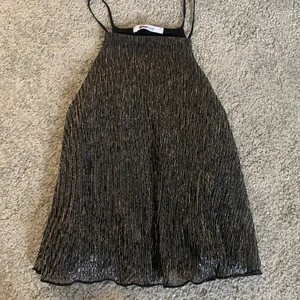 Svart-glitter topp - Knappt använd topp från Gina! Så snygg o perfekt till fest, svart med glitter detaljer! Som ny! 💕😊🫶 köpt för 250kr