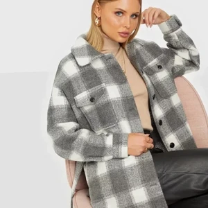 Rutig jacka  - Säljer min rutiga jacka från Nelly. Använd några fåtal gånger men fortfarande i väldigt bra skick. Köpt för 699kr. Storlek 38. Lånad bild så bara höra av dig om du vill ha fler bilder 🥰