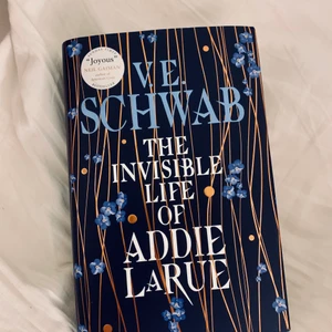 The invisible lite of Addie Larue - Säljer en av mina absoluta favorit böcker😍  inköpspriset var 259kr och har aldrig blivit andvänd då jag har flera exemplar. Säljer nu för 100 + frakt. (den här boken är värd pengarna😩)  Klicka gärna på ”köp nu” men kan också sälja billigare (läs profil)!☀️