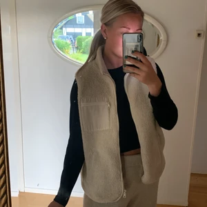 Teddy väst  - Fin Teddy väst från Lindex som jag inte använder längre. Sparsamt använd💕🥰 (liten i stprleken därav har jag den i L) 