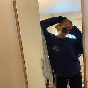 Oversized Peak performance sweatshirt  - Oversized Peak performance sweatshirt i marinblå färg. Väldigt skönt material och bra kvalitet. 