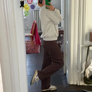 Bruna linne/bomullsbyxor - Säljer mina bruna byxor. Lågmidjade med raka ben. Loose fit på Strl S/M