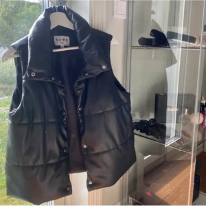 Nakd väst - Perfekt väst nu till hösten. Från nakd, helt slutsåld! Storlek 36