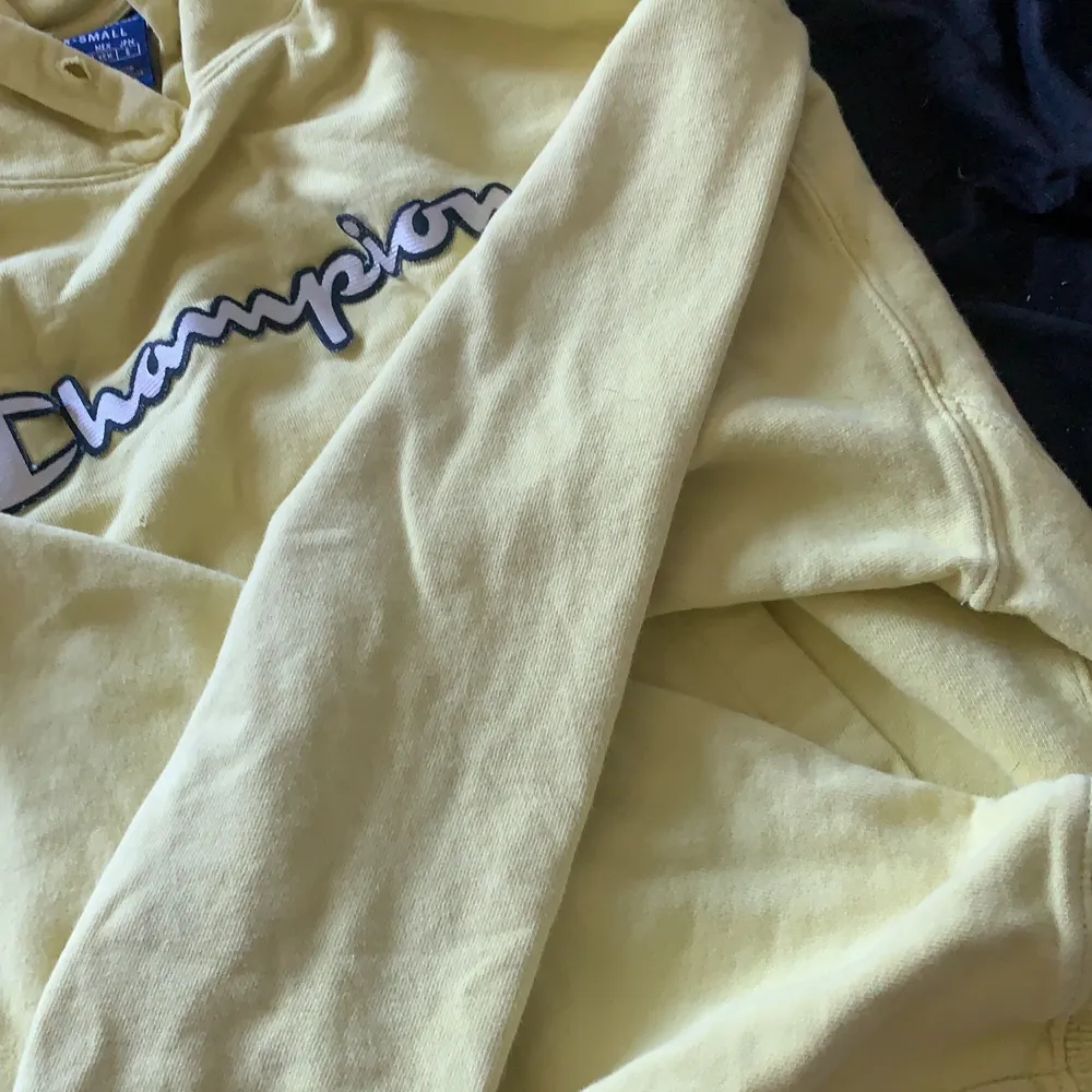 fin gul champion hoodie storlek x-small. Hoodies.
