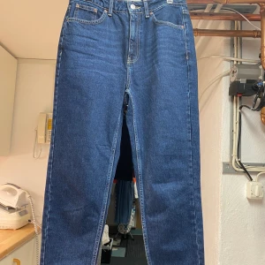 MOM Jeans -  MOM Jeans i nyskick. Jag har fått de av min syster som använt de fåtal gånger men har själv inte användning av de då de är för stora. Inga skavanker och som sagt snygga på en de passar. :) (Priset är alltid diskuterbart!)