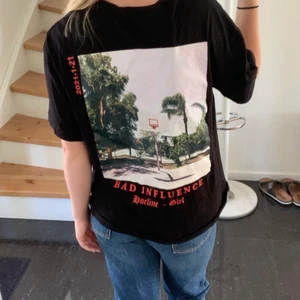 T-shirt - Säljer nu min t-shirt med tryck på ryggen som inte kom till användning💕  TRYCK INTE PÅ KÖP DIREKT