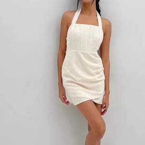 Super fin vit/creme färgad klänning från NA-KD - köpt för 540! Använd endast en gång, som ny. Köparen står för frakt. Perfekt som festklänning eller till studenten 💕 S men passar M också