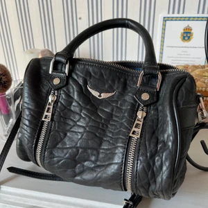 Zadig voltaire väska -  Populär zadig väska, köpt i ny! Knappt använd! Har tyvärr inte kvitto, är inte intresserad av att byta. Justerbar axelrem ingår! Endast postnord spårbart, möter ej upp! ❣️