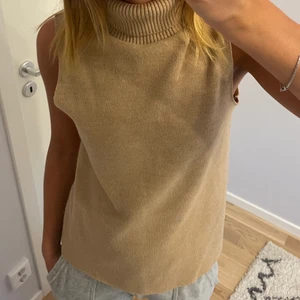 Stickad topp - Jätte fin stickad topp från zara kommer inte till andvänding längre 💕