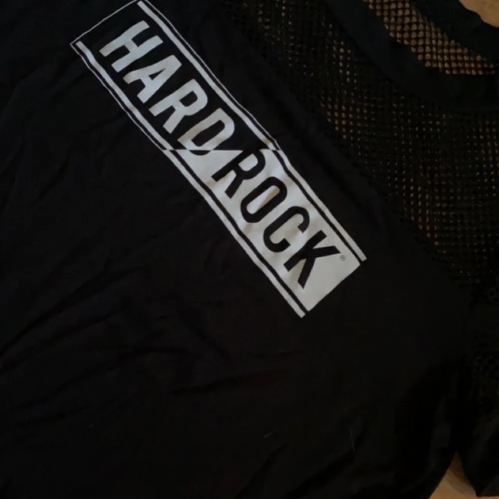 Hard rock café t-shirt/magtröja med ”fishnet” detalj, strl S, aldrig använd.  Kom med bud om ni vill Kan mötas upp mellan Uppsala-Gävle  Postar om du betalar frakt💕   TRYCK INTE PÅ KÖP NU . T-shirts.