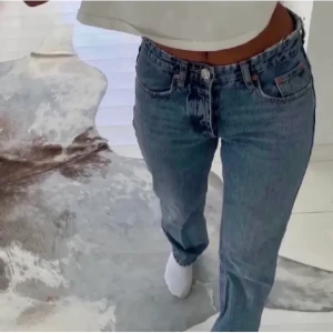 Zara jeans - Säljer dessa så snygga och populära jeans från zara (säljer även i ljusblå), o dem finns inte längre och köpa på hemsidan!💞 byxorna är i mycketbra skick och säljer då dem är för små för mig och kommer inte till använding!💗 skriv privat för mer bilder😊