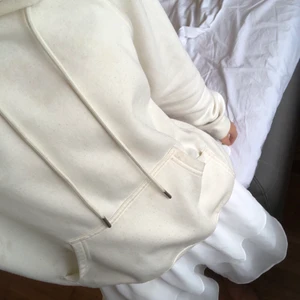 Vit hoodie - Jätte fin vit hoodie🤍 skriv vid frågor eller intresse! 