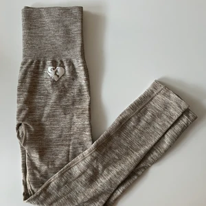 Womens Best träningstights - Mjuka, sköna träningstighs från märket womens best. Helt oanvända! ”Lätt spräckligt mönster”. Storlek S