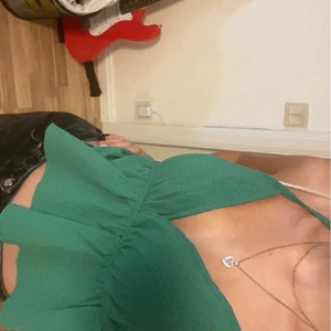 grönt fint linne  - grönt fint linne med öppen rygg🤍🤍storlek s och i nyskick🤍 säljer då jag inte använder