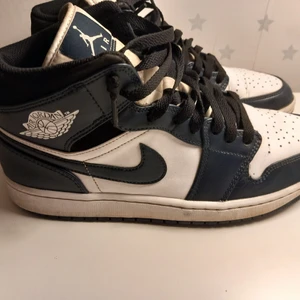Jordan 1 mid - Jordan 1 mid i storlek 44 i bra skick box ock äkthetsbevis finns.