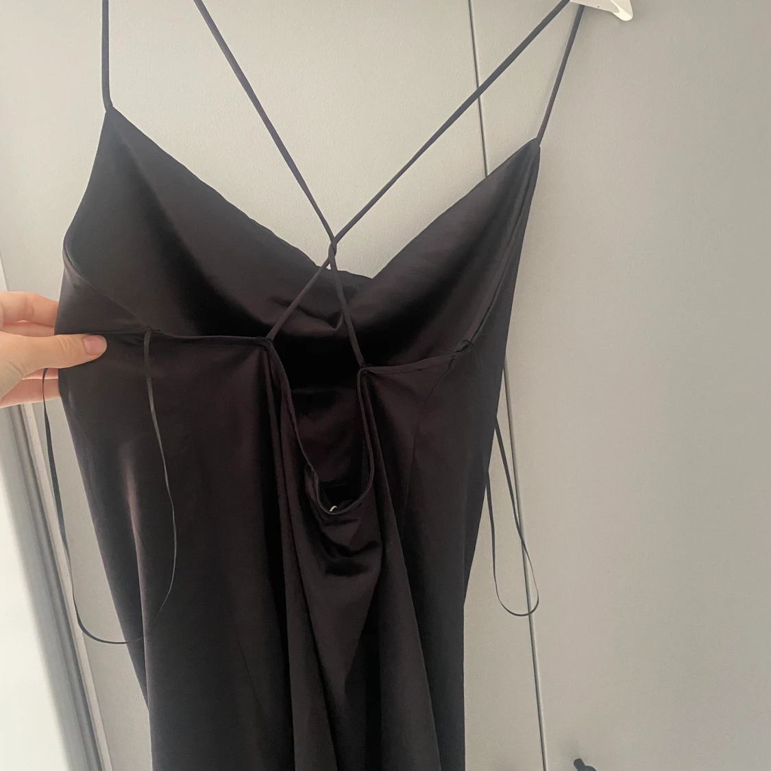 Svart satinklänning - 91